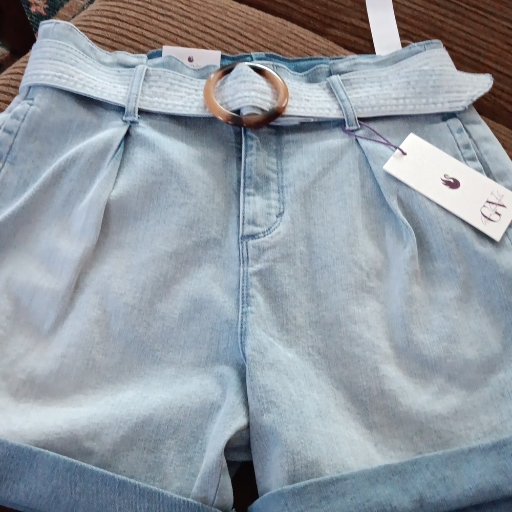 NWT Gloria Vanderbilt Denim Vacation Shorts In Saltmarsh Rinse■ Size 6 - Picture 1 of 14